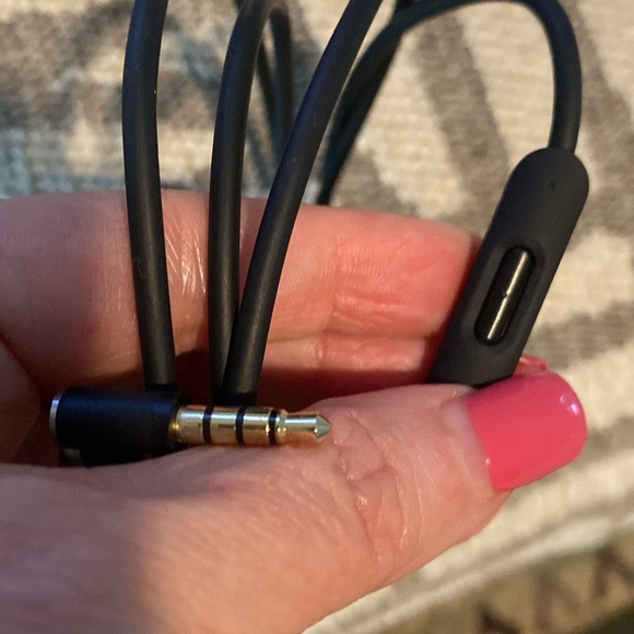 NWOT Dr Dre Beats Case, Charger, Manuels ,Sticker & Carabiner - Picture 6 of 8